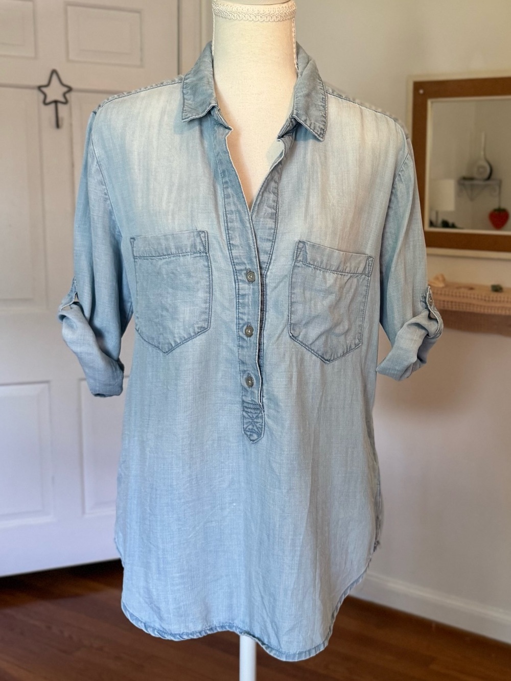 Bella Dahl Soft Tencel Chambray Popover Shirt Light Wash Roll-Tab Sleeve Sz Lg